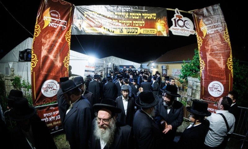 הנכדים חילקו אוכל: גלריה של 225 תמונות מהילולת ר' ישעיה'לה