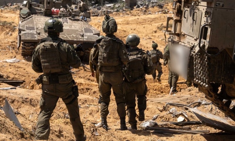 תיעוד נדיר: שני מפקדים בחמאס נכנעים בפני כוחות צה"ל, אחד מהם היה אחראי על חטופים ישראלים