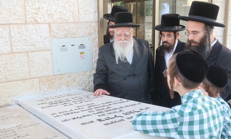 הרבי עלה לציון ה'ברכת משה' והביט במצבה החדשה של הרבנית