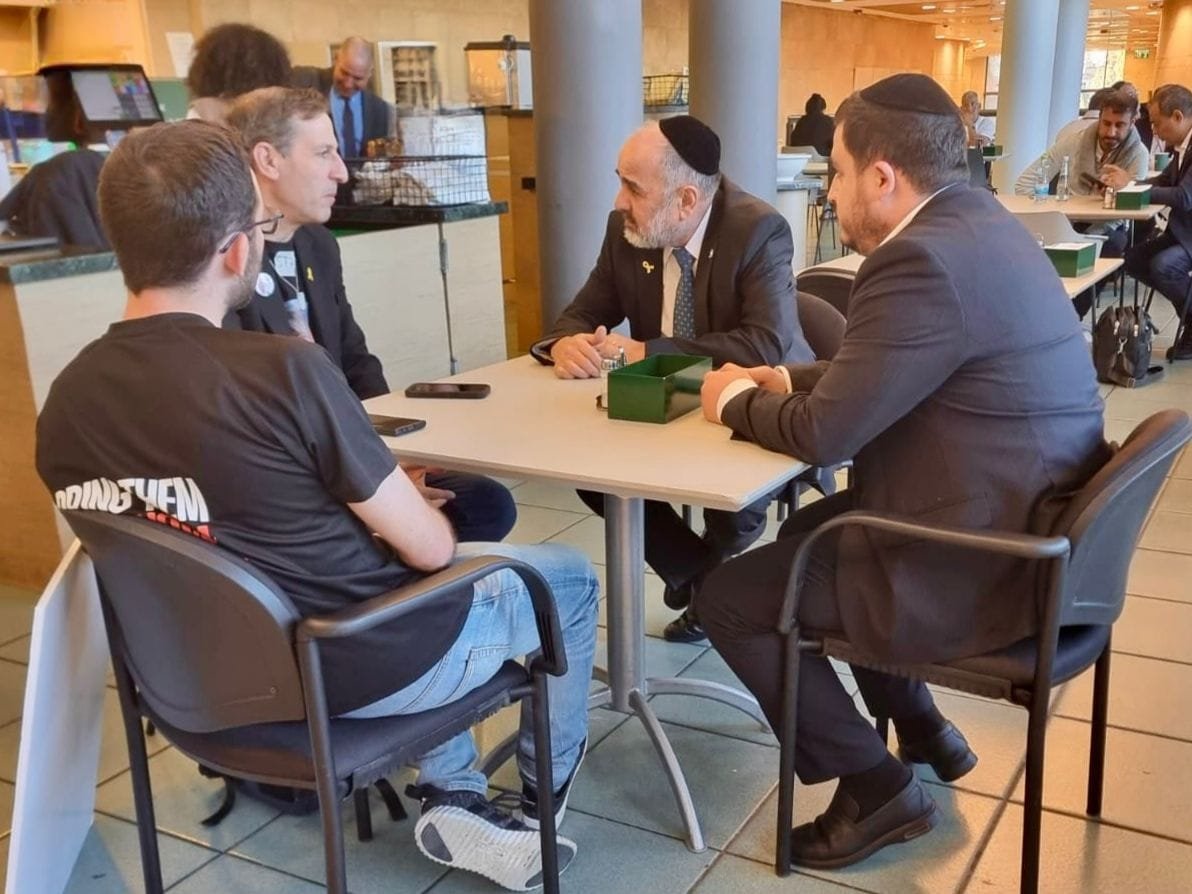 באדיבות המצלם