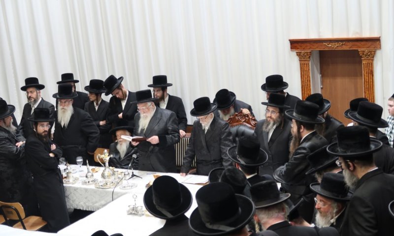 לאחר שנעדר בשנה שעברה: הרבי שר 'אודה' בטיש יארצייט