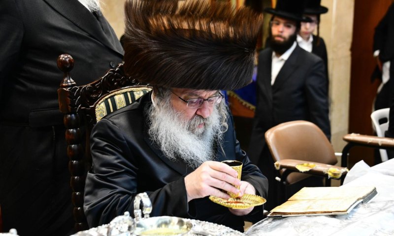 תיעוד: האדמו"ר מנדבורנה שתה 4 כוסות ב'פסח שני'