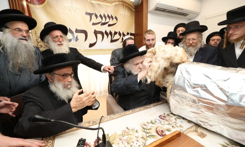 ראשית הגז אצל פוסק הדור בהשתתפות הכהן המקובל