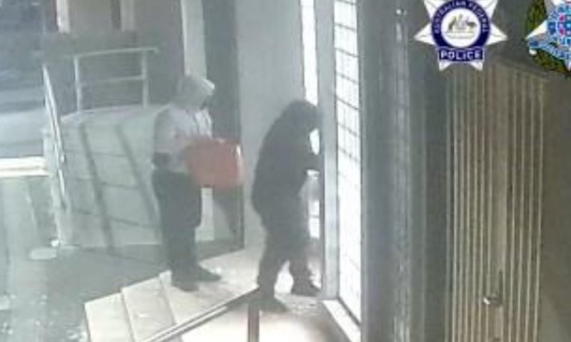 נעצר חשוד בקשר להצתת בית כנסת בזמן שהיו בו מתפללים