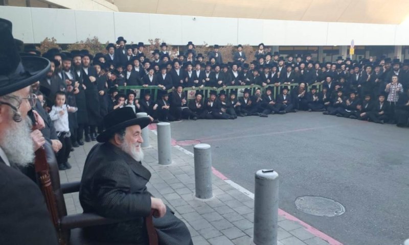 בברכת שהחיינו ובכיות: כך קיבלו החסידים את הרבי מויז'ניץ | צפו