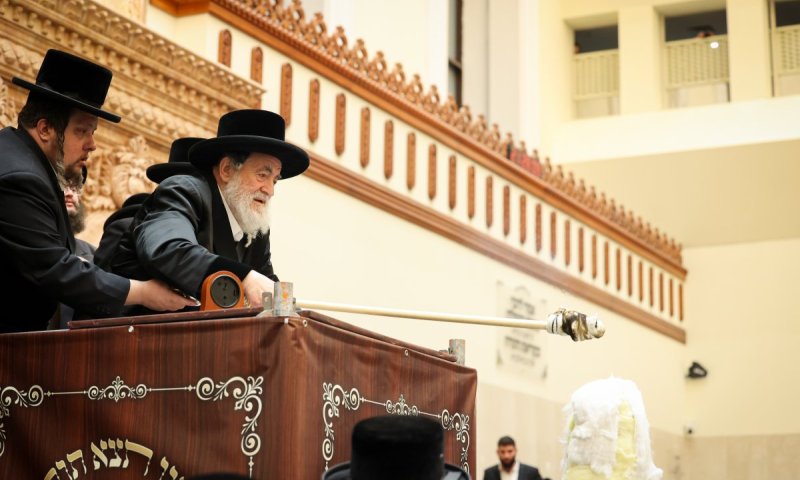 ההתרגשות בויז'ניץ לשיא: הרבי הדליק בבית המדרש והקהל בירך 'שהחיינו'