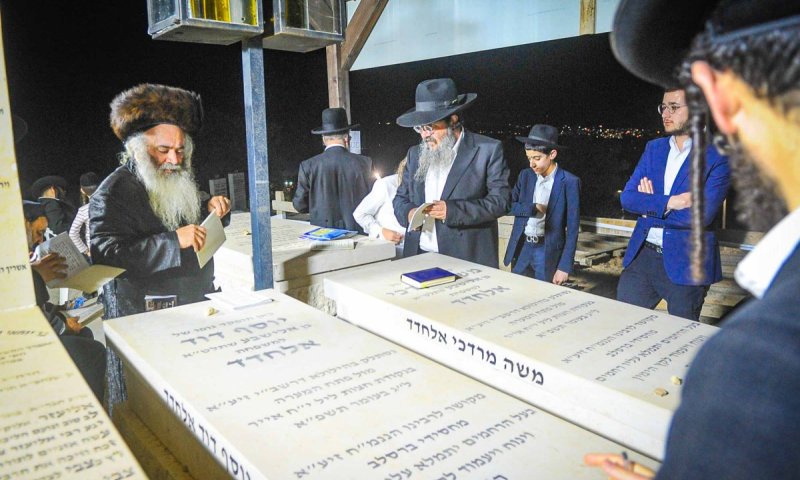 האב השכול עלה בליל ל"ג בעומר לפקוד את קברי בניו שנספו באסון