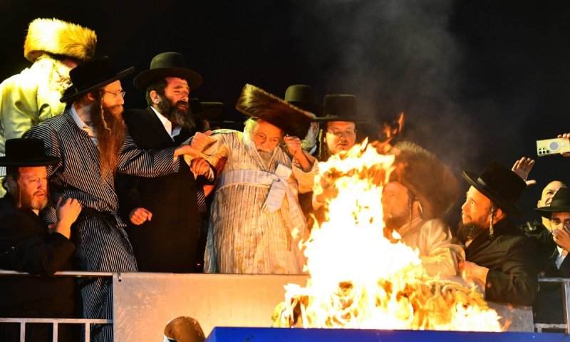 תיעוד ענק: הרבי מתולדות אברהם יצחק הדליק את מירון