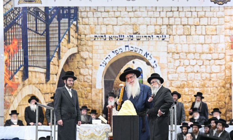 האדמו"ר מצאנז מול המדורה: "לומדי התורה לעולם לא ייפסקו"