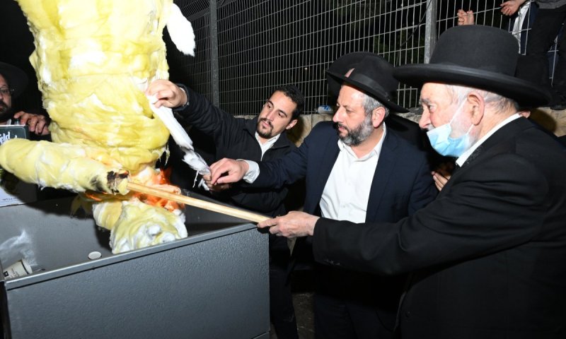 המונים במעמד ההדלקה המרכזי בשכונת שמואל הנביא בירושלים