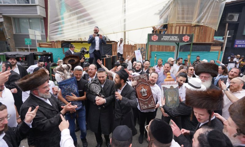 הכנסת ספר תורה חגיגית במדג'ין, קולומביה