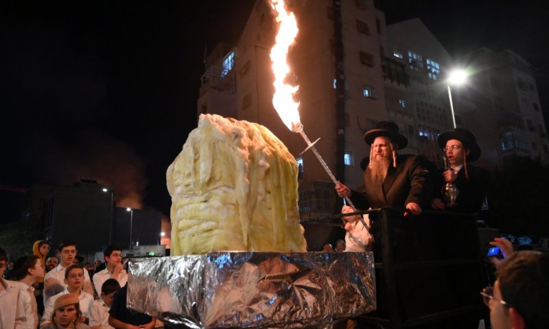 בכיכר המרכזית בגבעת שאול: מעמד ההדלקה של גאב"ד מגדלי שאול