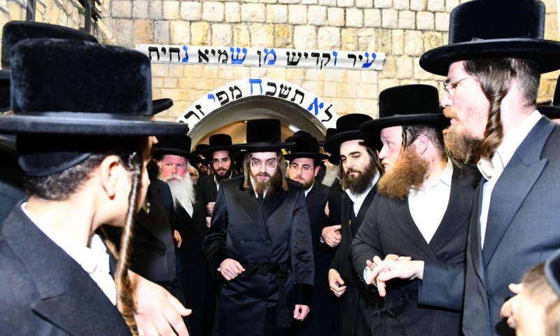 ימי תשלומין: הרבי מסאדיגורה הגיע למירון, התפלל ורקד בחצר הציון