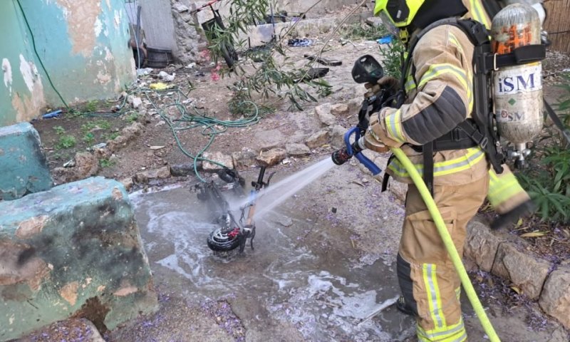 חיפה: קורקינט חשמלי התלקח בדירת מגורים - תושייתו של ילד מנעה אסון 