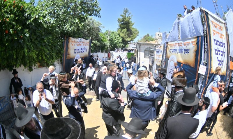 רבבות חגגו את ל&rdquo;ג בעומר ב'מירון של ירושלים' &ndash; שמעון הצדיק &bull; תיעוד