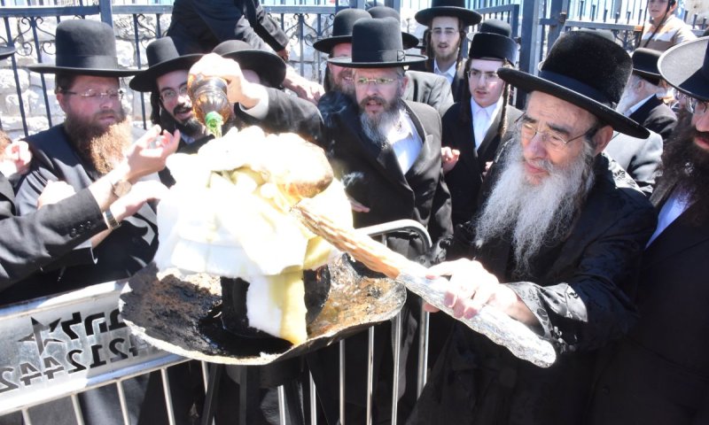 לאחר ההילולא: הרבי מאלכסנדר עלה למירון והדליק בגג הציון