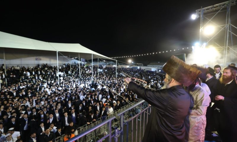 צפו בשמחה: אלפים בהדלקת הרה"ח רבי שמואל שטרן במירון