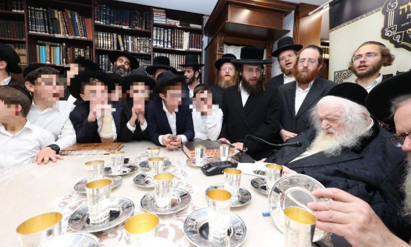 דמעות. התרגשות. תפילות: 56 חתני 'זה לזה' נטלו חלק ביום הכנה מרומם לרגל מעמד ה'בר מצוה' האדיר 