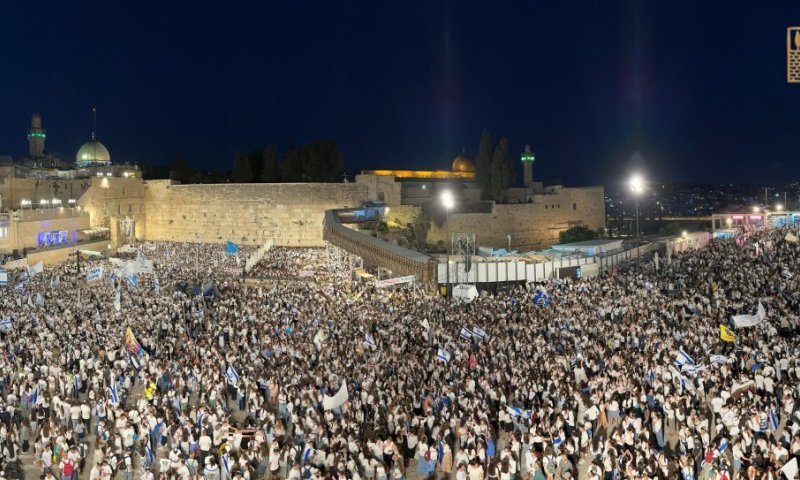 יום ירושלים: רבבות גדשו את רחבת הכותל בריקודים
