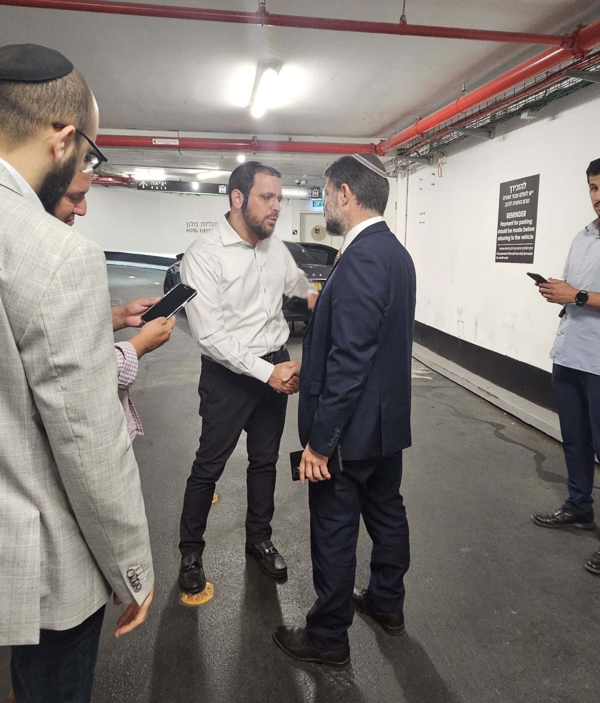 באדיבות המצלם