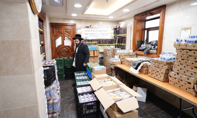 חלוקת מוצרי חלב לאברכים של הפוסק הגרש"א שטרן