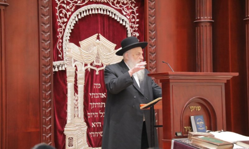 ערב קבלת התורה: ראש הישיבה במסע הכנה בהיכלי הישיבות בביתר