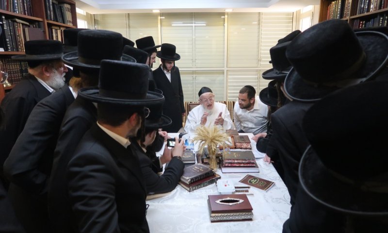 כשהבחורים מפיטסבורג שרו לפני ראש הישיבה את לחנו של הרבי זצ"ל