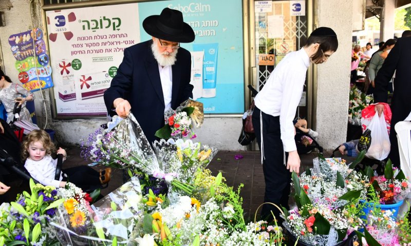 כולם קונים פרחים: בני ברק מתכוננת לחג מתן תורה | גלריה מרהיבה