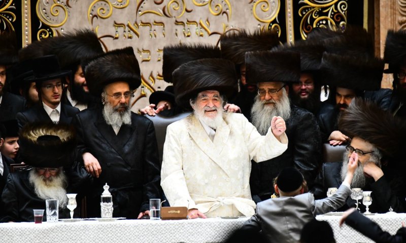 בשירה אדירה: כך נעל הרבי מויז'ניץ את חג השבועות | צפו בתיעוד