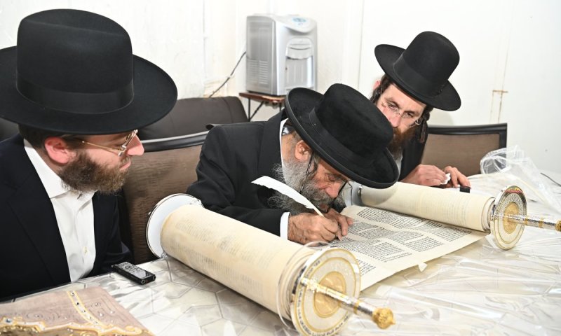 גדולי ישראל תיקנו את האותיות בספר תורה ששימש את הרבי מבעלזא במלחמה