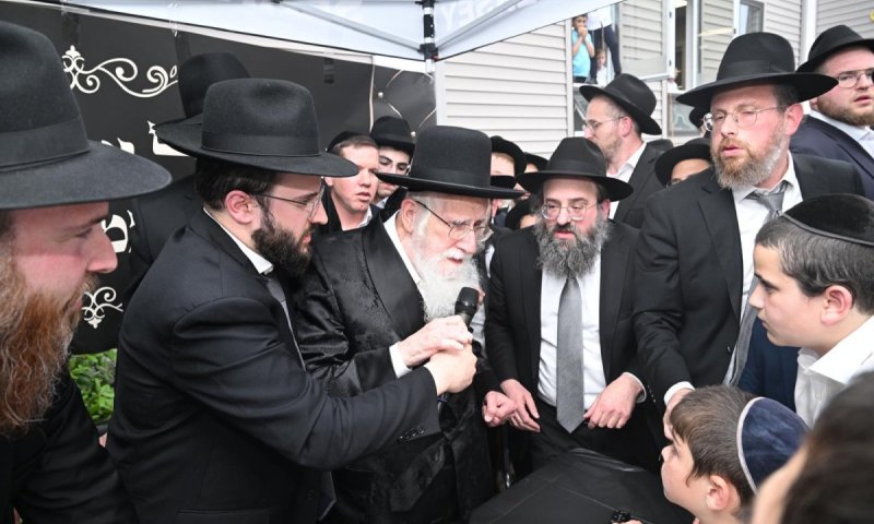 בקהילת 'נועם התורה': הגר"ע אויערבך התקבל בשירה וריקודים