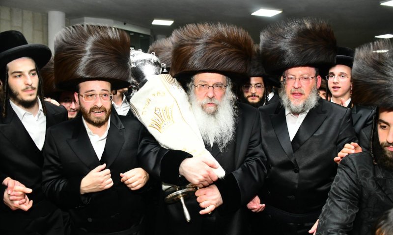 מעמד אדיר בנדבורנה: הכנסת ספר תורה הוכנס לביהמ"ד הגדול