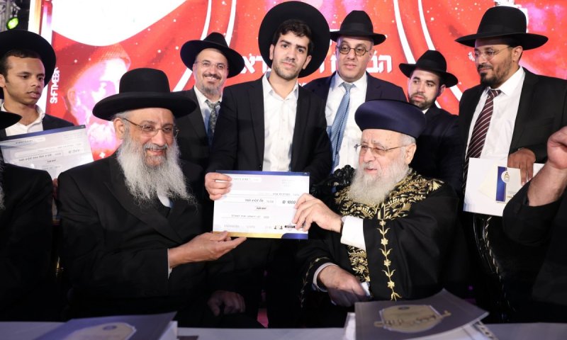 מאות בני ישיבות מעדת תימן בכנס חלוקת המלגות 'ורוממתנו' 4