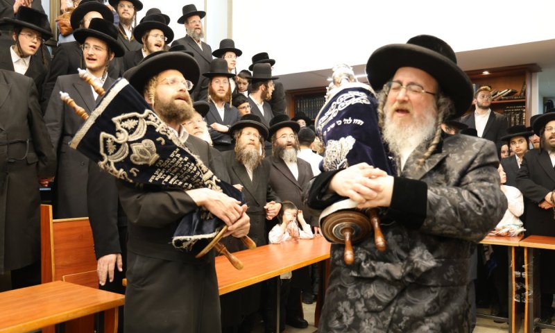 חגיגה בביאלא ב"ב: ספר התורה הוכנס לבית המדרש בביתר