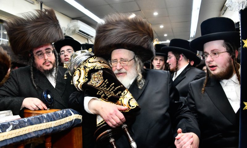 החסיד מבתי ורשה הכניס ספר תורה לספינקא