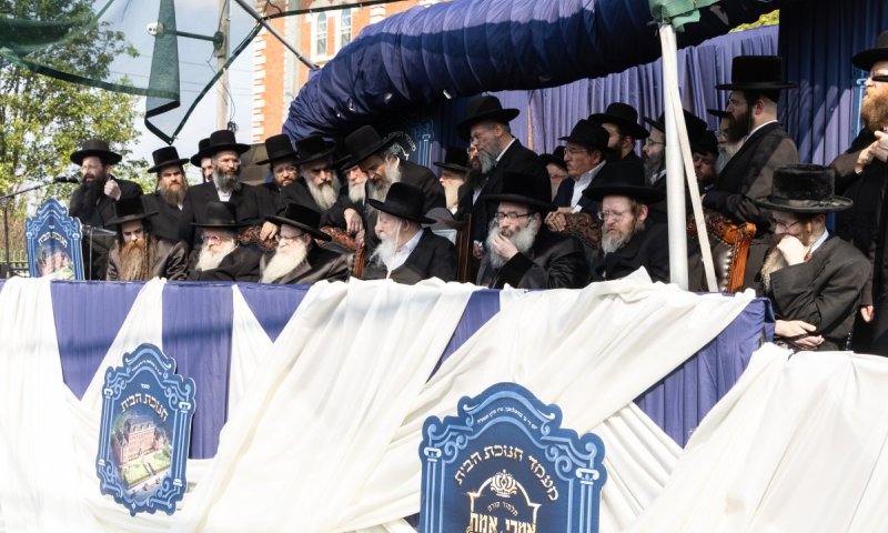 אדמו"רי בורו פארק חנכו עם הרבי מגור את בניין החידר החדש