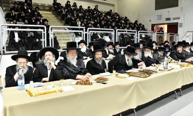 מסיבת ה'חומש סעודה' בחיידר ששם לומדים עשרות בנשקי"ם