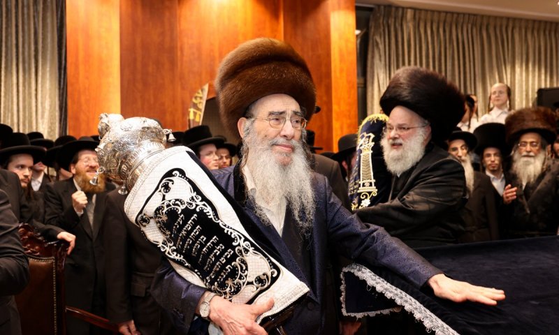 בישיבת אלכסנדר הכניסו ספר תורה לזכרו של הבחור שנפל מצוק