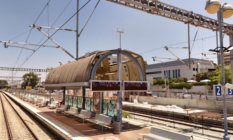 תחנת הרכבת שנפגעה מהמטח האיראני - שבה לפעול