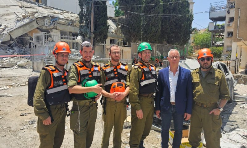שגריר שוויץ ביקר בזירת הנפילה בבני ברק ושיבח את פעילות הכוחות