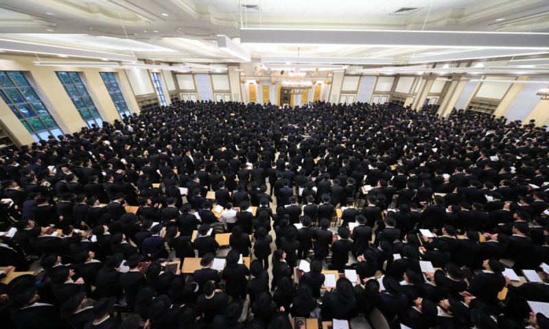 הגבירים פתחו את הכיסים: אלפים בעצרת זעקה בישיבת לייקווד