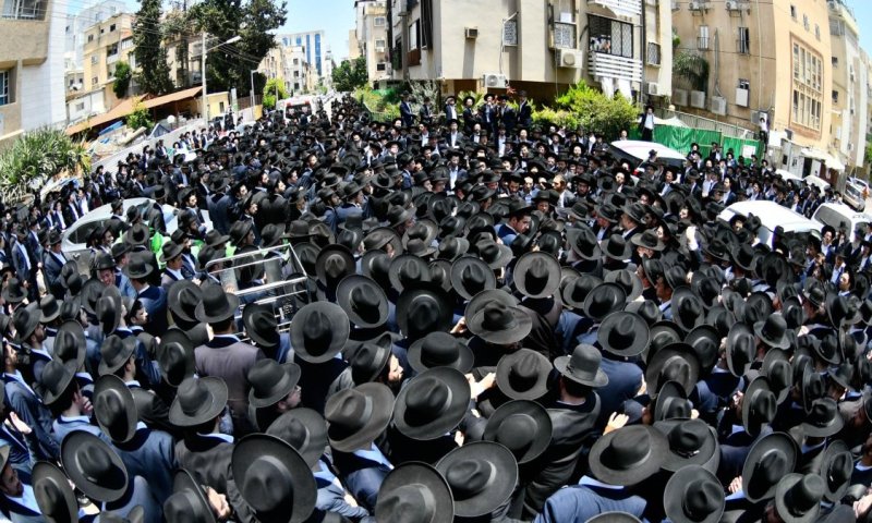 התלמידים מיררו בבכי בהלווית הגר"י סוקל זצ"ל - הספרים הונחו על הכסא