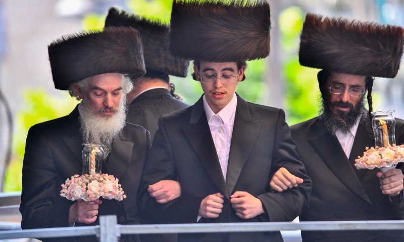 תיעוד: חתונת בן הזקונים של הרבי מלוצק נערכה בצהריים בבני ברק