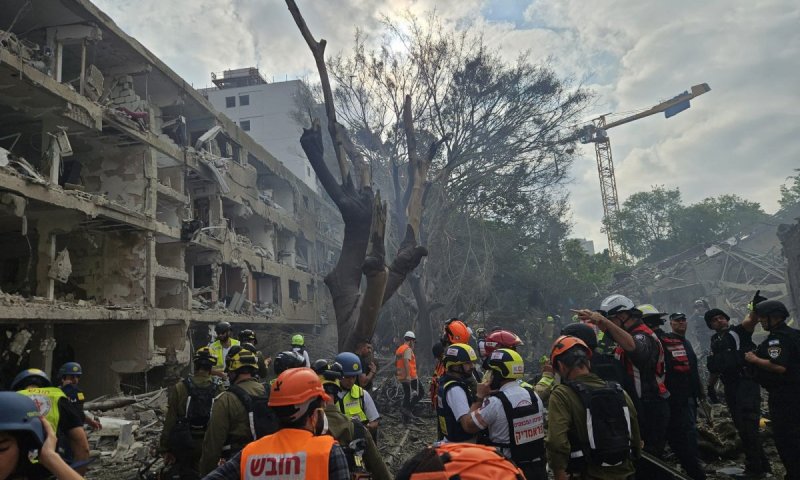 פגיעות ישירות בתל אביב, חיפה, ובנס ציונה: "מספר בניינים קרסו" | תיעוד