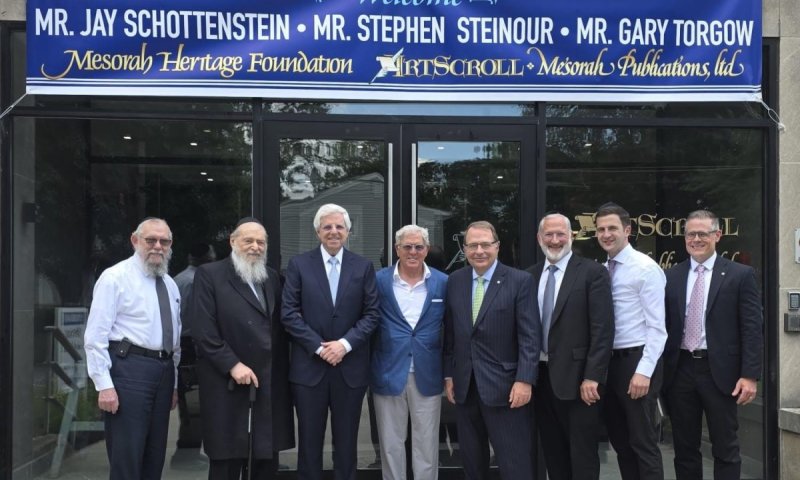 ביקור מרגש ב"ארטסקרול": ג'יי שוטנשטיין חיזק את מפעל התורה העולמי