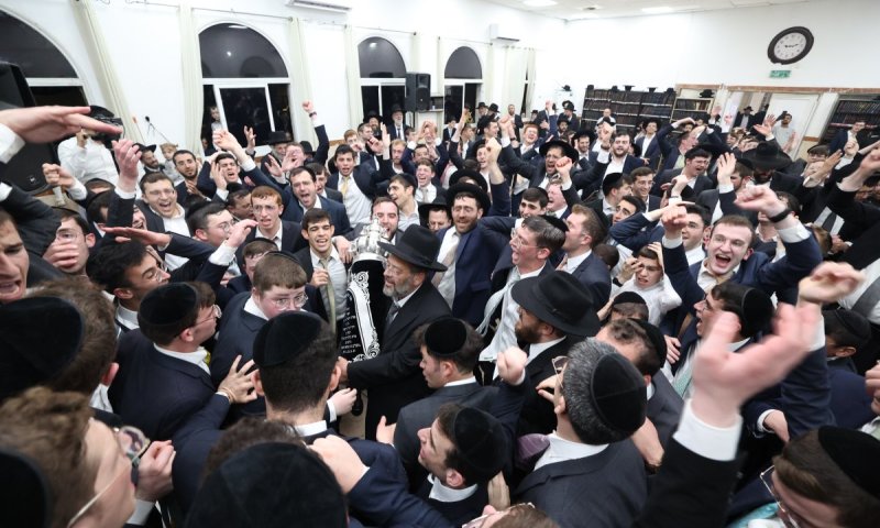 ספר התורה הוכנס להיכלה של ישיבת 'חברון החדשה' ברמת שלמה