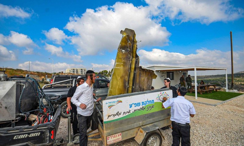 נס גדול בכניסה ליישוב החרדי: רסיס ענק נפל בשטח פתוח | גלריה