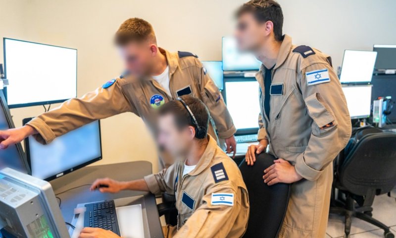 תיעוד משיתוף הפעולה בין טייסות מסוקי הקרב לאנשי מערך הבקרה