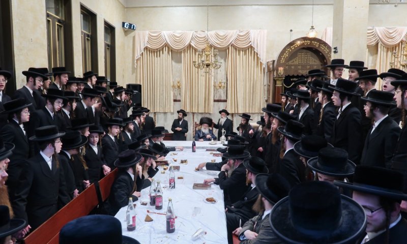 הרבי ערך טיש במאה שערים במקום השמחה בניו יורק