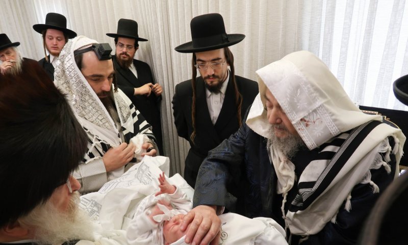 בבית הגרי"מ שכטר שמחת הברית לנינו בן לנכדו חביבו